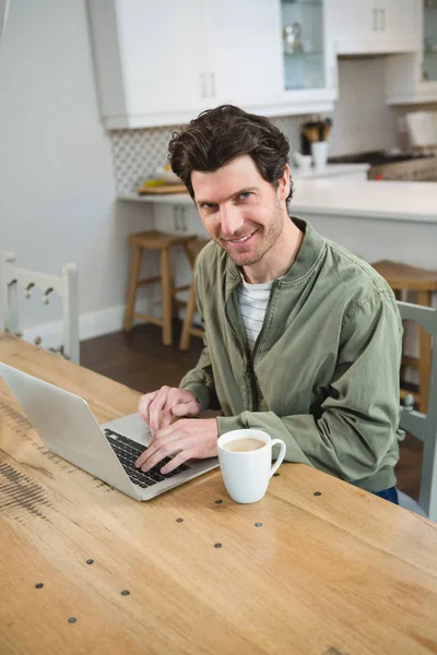 Porträtt Man Använder Laptop Köket Hemma — Stockfoto