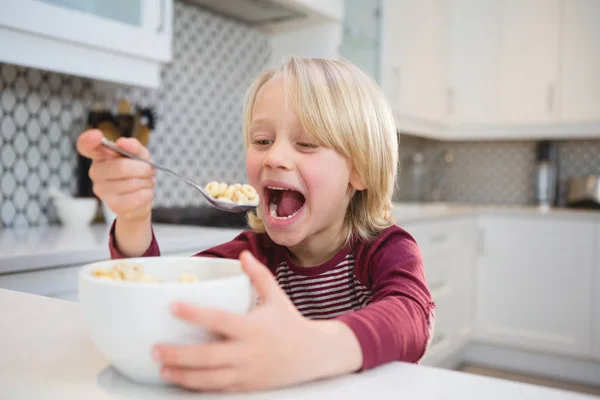 Glücklicher Junge Frühstückt Hause — Stockfoto