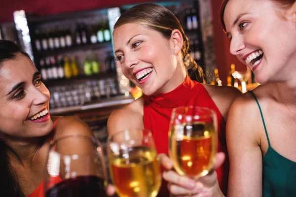 微笑的女性朋友享受葡萄酒在夜总会 — 图库照片