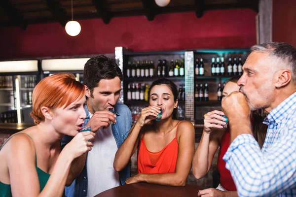 Vänner Dricka Tequila Vid Bordet Nattklubb — Stockfoto