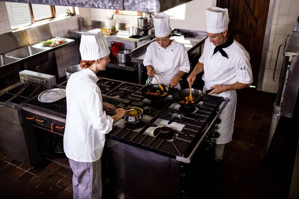 Groep Van Chef Koks Bereiden Van Voedsel Keuken Bij Hotel — Stockfoto