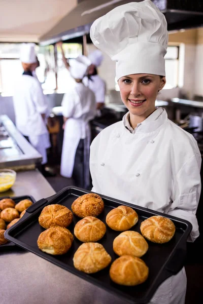 Chef Donne Che Tengono Teglia Rotoli Kaiser Cucina Hotel — Foto Stock