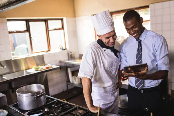 Mannelijke Manager Chef Kok Met Behulp Van Digitale Tablet Keuken — Stockfoto