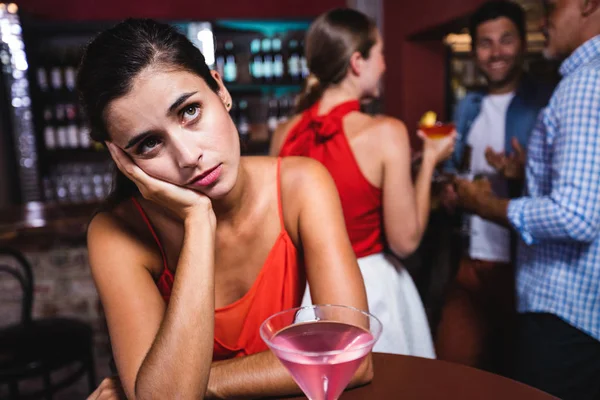 Hermosa Mujer Molesta Sentada Mesa Club Nocturno —  Fotos de Stock
