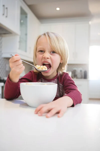 Porträtt Pojke Med Sin Frukost Hemma — Stockfoto