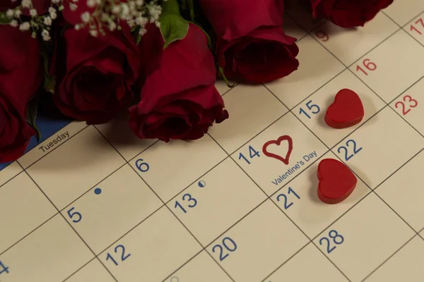 特写镜头玫瑰花束与心形装饰在日历上 — 图库照片