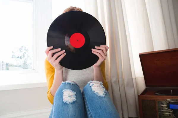 Vrouw Verbergt Haar Gezicht Met Vinyl Record Thuis — Stockfoto