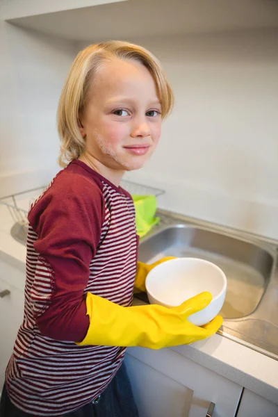 Σκεύος Πλυσίματος Αγόρι Στην Κουζίνα Στο Σπίτι — Φωτογραφία Αρχείου