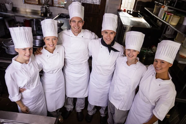一群厨师一起站在酒店的厨房里 — 图库照片