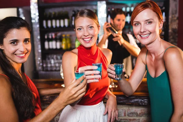 Portret Van Vrouwelijke Vrienden Genieten Van Tequila Nachtclub — Stockfoto
