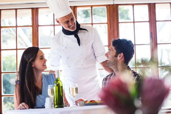 Chef Sesso Maschile Che Parla Con Coppia Ristorante — Foto Stock