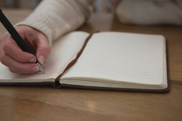 Close Van Vrouw Schrijven Een Dagboek Thuis — Stockfoto