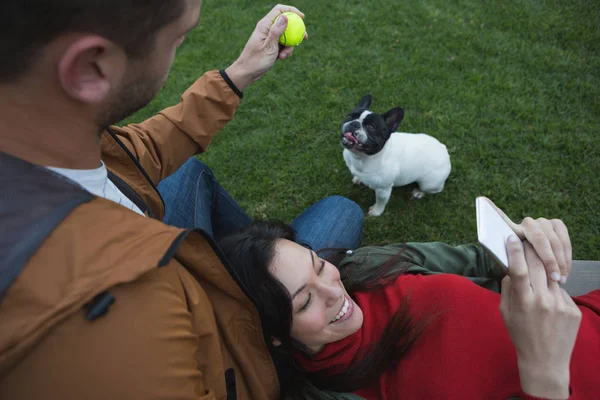 Man Met Zijn Hond Terwijl Vrouw Met Behulp Van Mobiele — Stockfoto