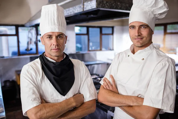 Deux Chefs Masculins Debout Les Bras Croisés Cuisine Hôtel — Photo