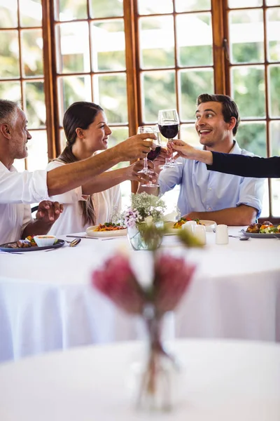 Szczęśliwy Biznesmenów Opiekania Wina Kieliszki Restauracji — Zdjęcie stockowe