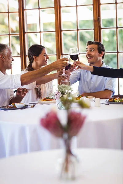 Zufriedene Geschäftsleute Stoßen Restaurant Auf Weingläser — Stockfoto