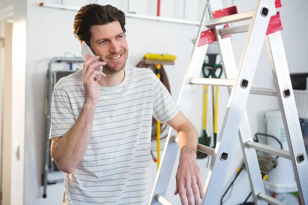 Peintre Homme Parlant Sur Téléphone Portable Dans Atelier — Photo