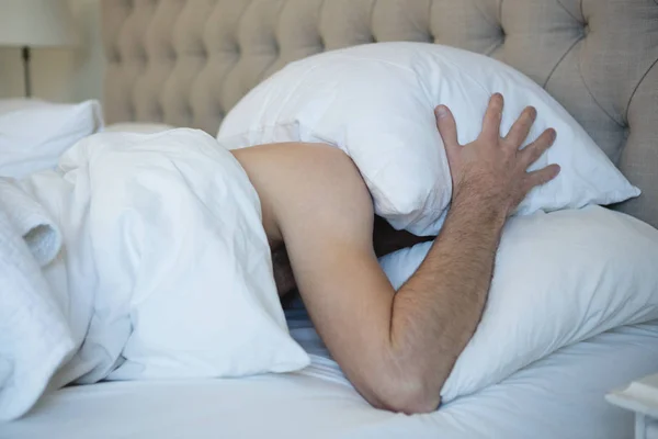 Homem Com Travesseiro Cobrindo Seu Rosto Enquanto Dormia Quarto Casa — Fotografia de Stock