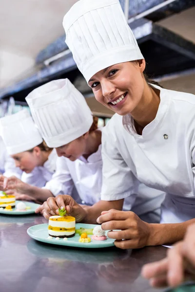 Gruppen Kockarna Garnering Läckra Desserter Platta Hotel — Stockfoto