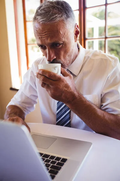 Empresário Usando Laptop Enquanto Toma Café Restaurante — Fotografia de Stock