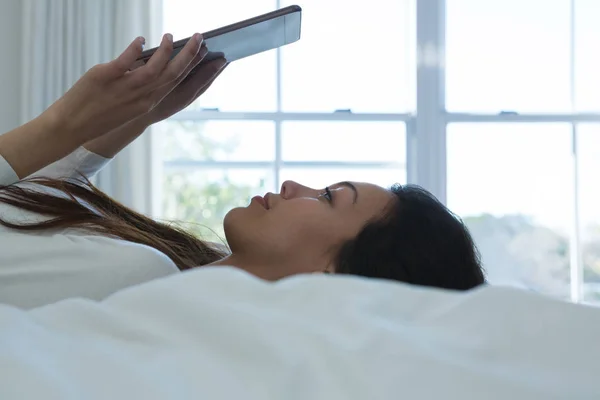 Mujer Usando Tableta Digital Dormitorio Casa —  Fotos de Stock