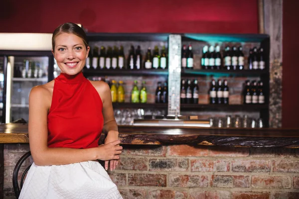 Femme Souriante Assise Comptoir Bar Dans Bar — Photo
