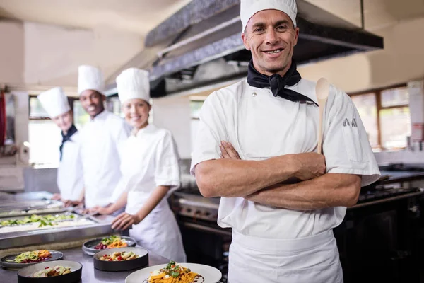 Gruppo Chef Piedi Con Braccia Incrociate Cucina Hotel — Foto Stock