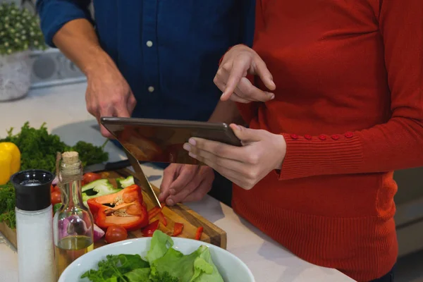Mitten Delen Par Skära Grönsaker Medan Använder Digitala Tablett Köket — Stockfoto