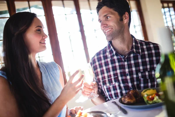 Jovem Casal Brindar Copo Vinho Branco Restaurante — Fotografia de Stock