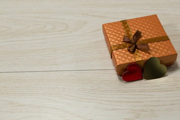 Primer Plano Caja Regalo Decoración Forma Corazón Una Mesa Madera — Foto de Stock