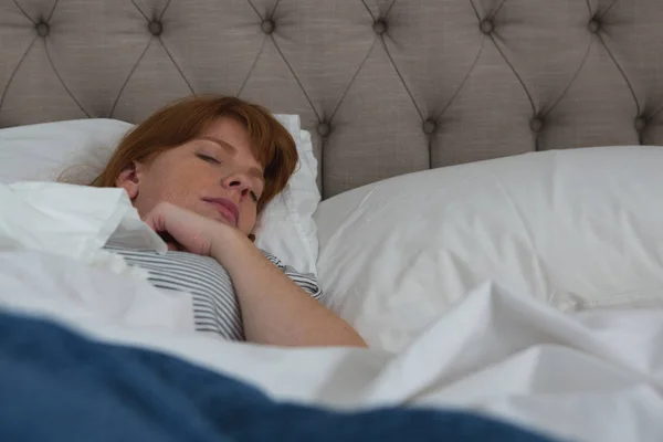 Vrouw Slapen Slaapkamer Thuis — Stockfoto