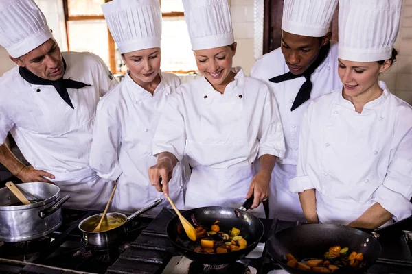Chef Fêmea Preparando Comida Cozinha Hotel — Fotografia de Stock