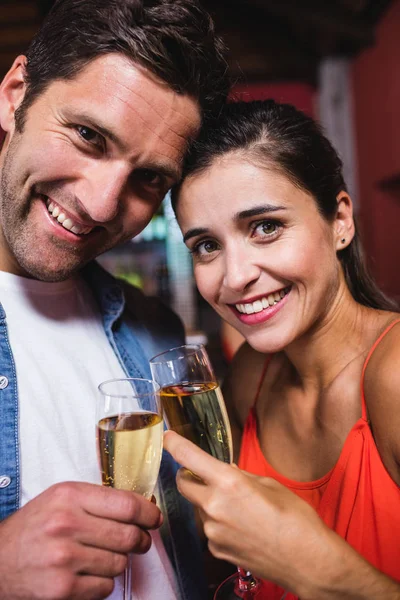 ナイトクラブでシャンパンを楽しんでいるカップルの肖像画 — ストック写真