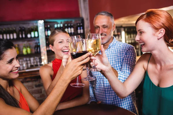 Glückliche Freunde Stoßen Nachtclub Auf Ein Weinglas — Stockfoto