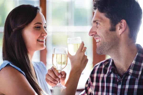 Primer Plano Pareja Tomando Vino Blanco Restaurante —  Fotos de Stock