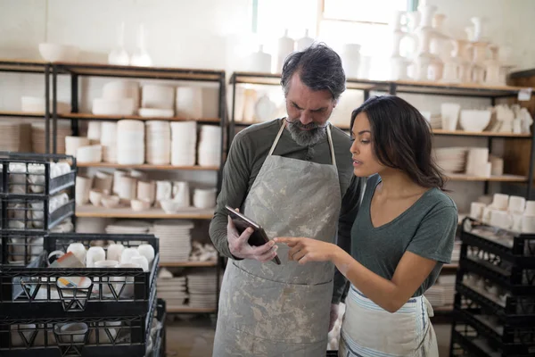 Töpferkollegen Unterhalten Sich Der Töpferwerkstatt Über Das Tablet — Stockfoto