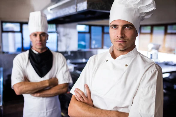 Due Cuochi Piedi Con Braccia Incrociate Cucina Hotel — Foto Stock