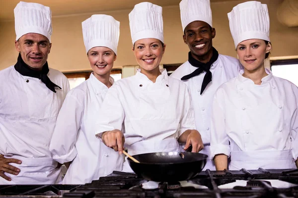 Vrouwelijke Chef Kok Bereiden Van Voedsel Keuken Bij Hotel — Stockfoto