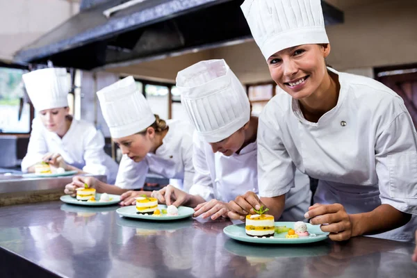 Gruppo Chef Che Guarniscono Deliziosi Dolci Piatto Dell Hotel — Foto Stock