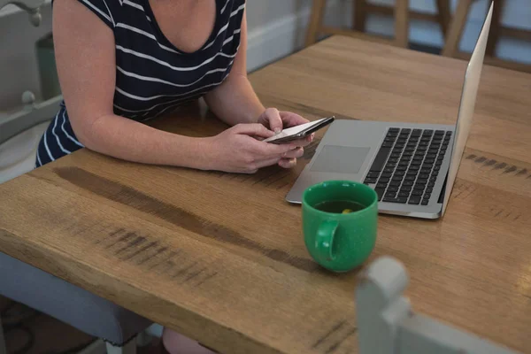 Mid Sectie Van Vrouw Met Behulp Van Mobiele Telefoon Keuken — Stockfoto