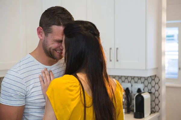 Pareja Bailando Juntos Cocina Casa — Foto de Stock