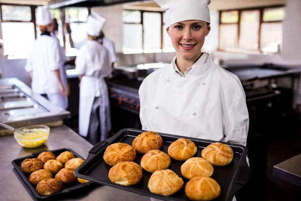 Chefs Hembras Sosteniendo Bandeja Para Hornear Rollos Kaiser Cocina Del — Foto de Stock