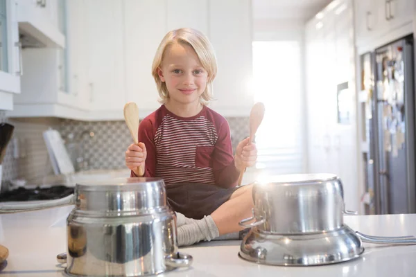 Pojke Som Leker Med Redskap Köket Hemma — Stockfoto