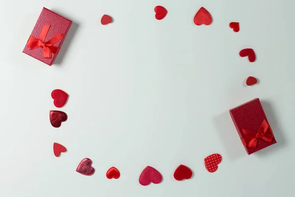 Nahaufnahme Von Valentinstagsgeschenken Und Dekorationen Auf Weißem Hintergrund — Stockfoto