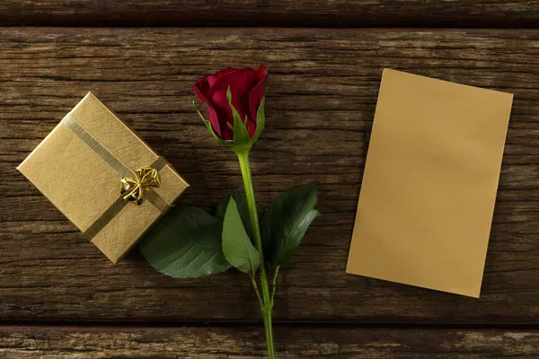 Nahaufnahme Von Geschenkschachtel Rose Und Karte Auf Holzplanke — Stockfoto