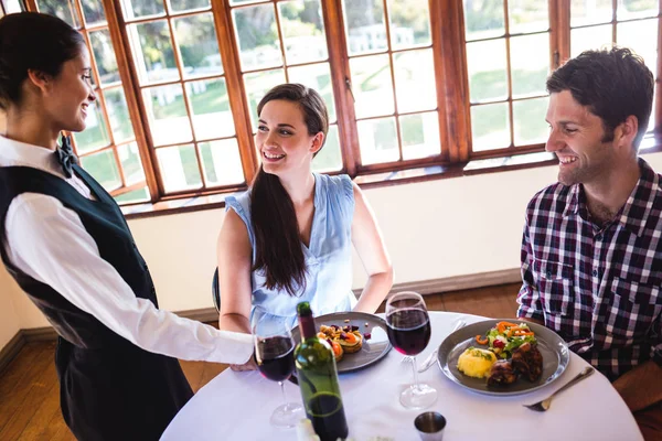 Serveuse Servant Une Assiette Sur Table Des Clients Restaurant — Photo