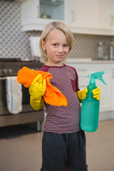 Junge Hält Lappen Und Sprühflasche Küche Hause — Stockfoto