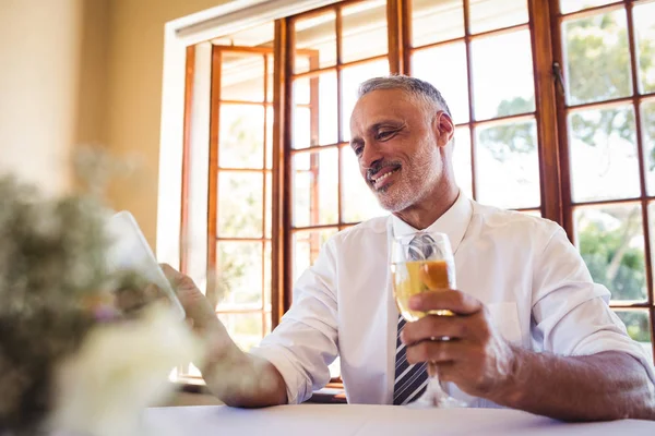 Empresário Usando Telefone Celular Enquanto Toma Vinho Branco Restaurante — Fotografia de Stock