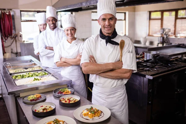 Gruppo Chef Piedi Con Braccia Incrociate Cucina Hotel — Foto Stock