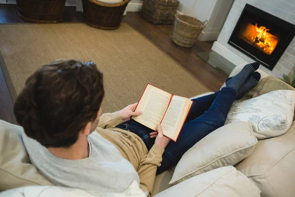 Мужчина Читает Книгу Гостиной Дома — стоковое фото